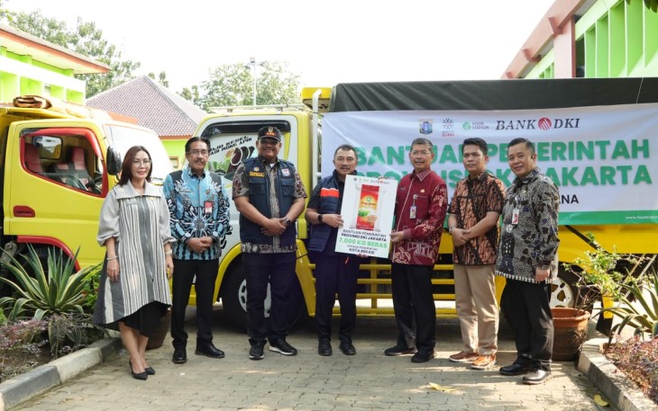Direktur Jenderal Bina Administrasi Kewilayahan, Safrizal ZA, hadir dalam penyerahan bantuan untuk korban bencana banjir dari Pemerintah Provinsi DKI Jakarta kepada Pemerintah Kota Bekasi