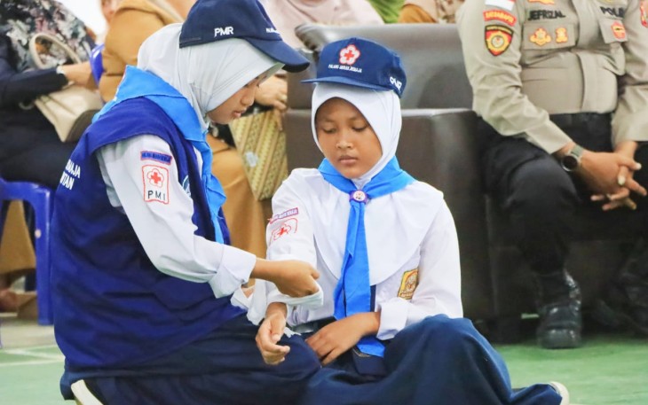 Hafizha Kukuhkan 200 Anggota PMR Madya dan Wira se-Kabupaten Bintan