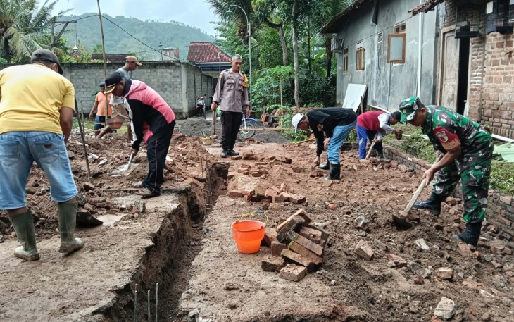 TNI-Polri di Trenggalek Gotong Royong Wujudkan Rumah Layak Huni