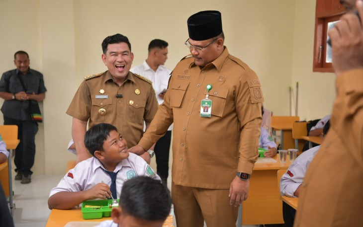 Pj Gubernur Safrizal saat Cek MBG di SMP dan SMA