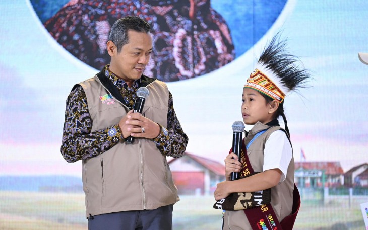 Wamendikdasmen Fajar Riza Ul Haq berdialog langsung dengan tiga murid Sekolah Dasar (SD) perwakilan daerah