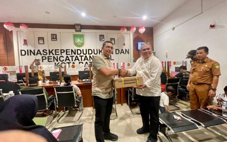 Plt Disdukcapil Kota Batam, Yusfa Hendri, saat menyambut hangat kunjungan Direktur Pengelolaan Informasi Administrasi Kependudukan Ditjen Dukcapil Kementerian Dalam Negeri, Muhammad Nuh Al Azhar, di Kantor Disdukcapil Batam, Sekupang, Selasa (21/10/2025). 