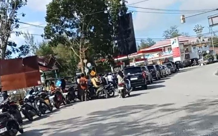 Warga Aceh Singkil Serbu SPBU Hingga Antrean Panjang Ratusan Meter 