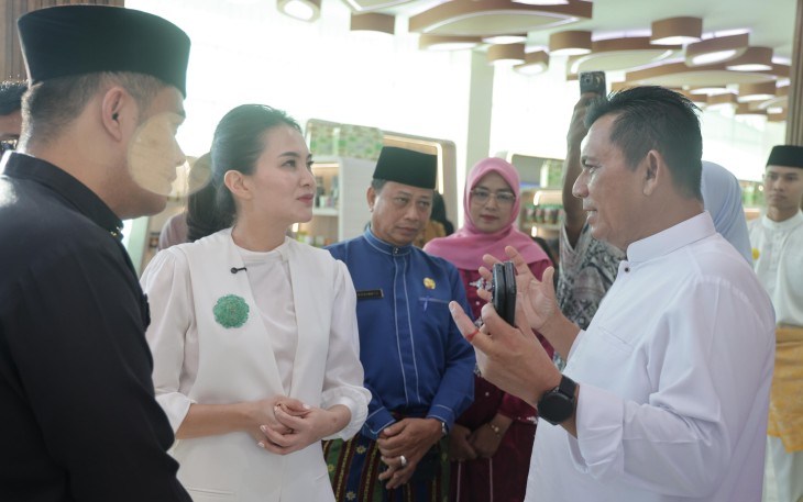 Gubernur Provinsi Kepulauan Riau H.Ansar Ahmad Perkenalkan Budaya Melayu dan Produk UMKM Kepri ke Tiga Gubernur
