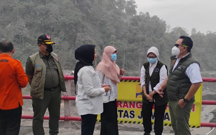 BNPB Dampingi Tim Pengawas Penanganan Bencana DPR Tinjau Lokasi Terdampak Erupsi Gunung Semeru
