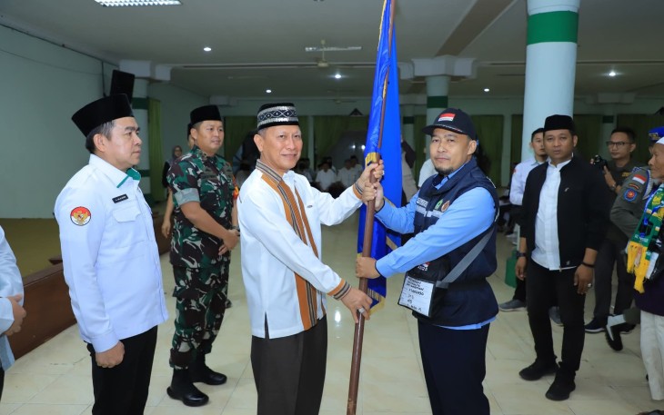 Bupati Tulang Bawang, bapak Drs. Qudrotul Ikhwan, M.M., melepas kebeberangkatan calon jemaah haji Kabupaten Tulang Bawang tahun 1446 H/2025 M yang berlangsung di Aula Islamic Center Menggala, Senin (19/5)