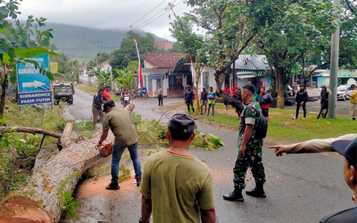 TNI-Polri dan TRC Watulimo Amankan Akses Jalan Wisata Pantai Simbaronce Trenggalek