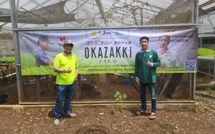 Muzakki Lazuardy (kanan) dilahan di lahan Okazakki Farm miliknya Desa Karangnangka Kecamatan Mrebet Purbalingga, bersama dosen Fakultas Pertanian Unsoed Dr Ir Djeimy Kusnaman