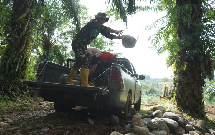 Gotong Royong Warga dan Satgas
