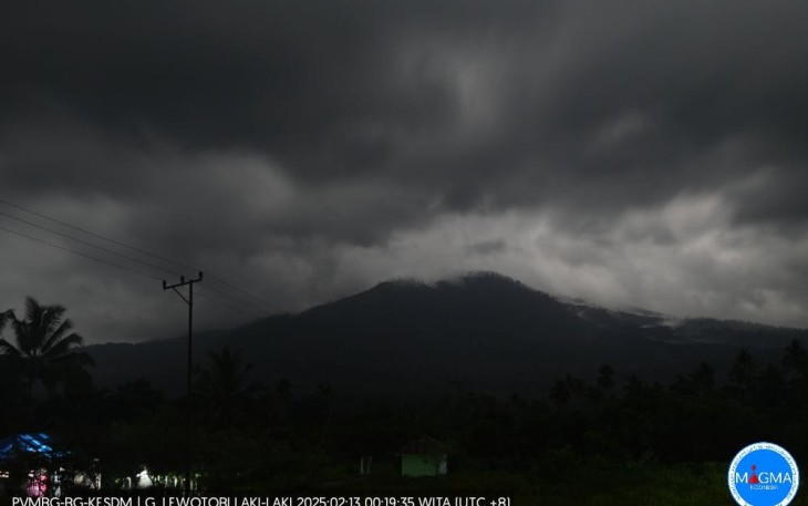 Tampilan Visual Gunung Lewotobi Laki-laki Kamis (13/2) pulul 00.00 - 06.00 Wita. Sumber foto: PVMBG