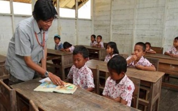 Potret seorang guru mengajar disebuah desa terpencil