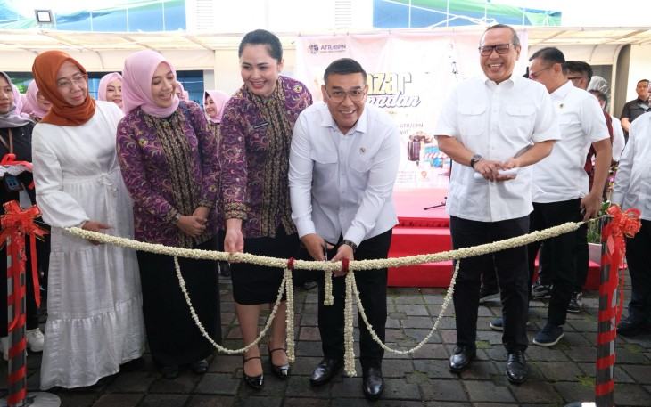  Kementerian Agraria dan Tata Ruang/Badan Pertanahan Nasional (ATR/BPN) menggelar Bazar Ramadan Kementerian ATR/BPN 2025 sebagai bentuk kepedulian dan kebersamaan menyambut Hari Raya Idulfitri. Acara dibuka langsung oleh Wakil Menteri (Wamen) ATR/Wakil Kepala (Waka) BPN, Ossy Dermawan, dengan pemotongan pita di Kantor Kementerian ATR/BPN, Jakarta pada Rabu (19/03/2025)