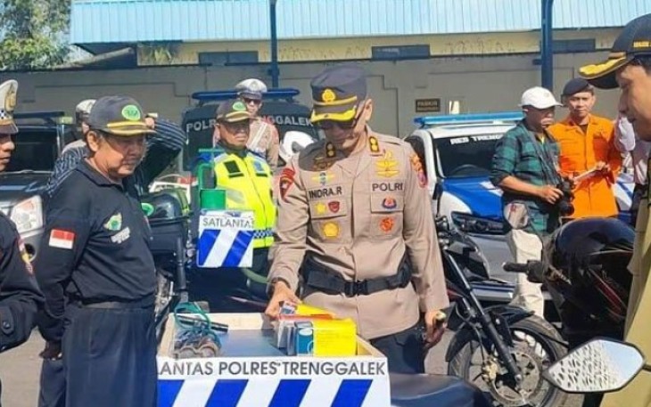 Kapolres Trenggalek AKBP Indra Ranu Dikarta saat meninjau kesiapan tambal ban gratis 