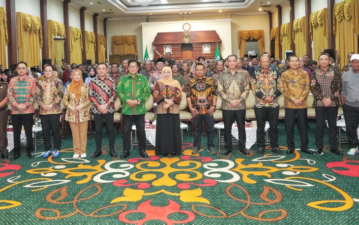 Wakil Menteri Transmigrasi Viva Yoga Mauladi pada Puncak Peringatan Hari Pers Nasional Tahun 2025 dan HUT PWI Ke-79 Tingkat Provinsi Jawa Timur, yang digelar di Gedung Negara Grahadi, Surabaya, Jawa Timur, Senin (28/4/2025)