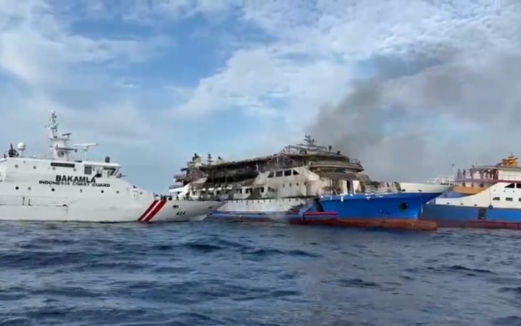 Proses evakuasi penumpang KMP Barcelona 5 yang mengalami musibah kebakaran di perairan Pulau Talise, Kecamatan Likupang Barat, Kabupaten Minahasa Utara (Minut), Minggu (20/7/2025).