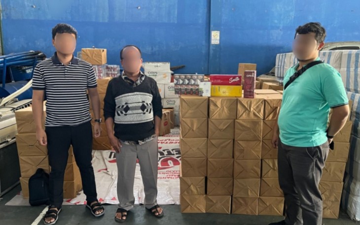 SDN, pria penimbun dan penjual rokok ilegal di wilayah Desa Kragan, Kecamatan Gondangrejo, saat diamankan dua petugas tim P2 Bea Cukai Surakarta, Jumat (7/3/2025)