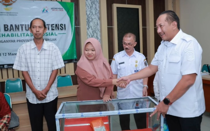 Bupati Rober Christanto saat menyerahkan bantuan Atensi bagi penyandang disabilitas dan lanjut usia, di Aula Lawu Dinsos Karanganyar, Rabu (12/3/2025)