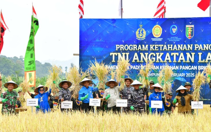 Kasal Laksamana TNI Dr. Muhammad Ali didampingi Ketua Umum Jalasenastri Ny. Fera Muhammad Ali saat meninjau program ketahanan pangan yang diselenggarakan TNI AL secara serentak di satuan wilayah TNI AL di seluruh Indonesia secara Vicon dan berpusat di Lampung. Senin (3/2).