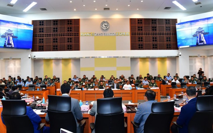 Kepala Staf Angkatan Laut (Kasal) Laksamana TNI Dr. Muhammad Ali menghadiri Raker dengan Komisi I DPR RI, Menhan, dan Panglima TNI membahas Persetujuan Penerimaan Hibah Alpahankam dari Luar Negeri bertempat di DPR RI, Jakarta. Selasa (4/2)
