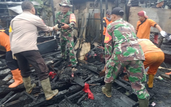 Sinergi TNI-Polri dan Pemerintah Daerah Bantu Korban Kebakaran di Barabai Darat