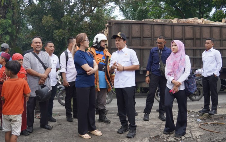 Wali Kota Tebing Tinggi, H. Iman Irdian Saragih, bersama Kapolres AKBP Simon Paulus Sinulingga, S.H., meninjau langsung lokasi kebakaran hebat yang melanda depot kayu Panglong 88 di Jalan Setiabudi No. 88, Kelurahan Berohol, Rabu (19/3/2025)