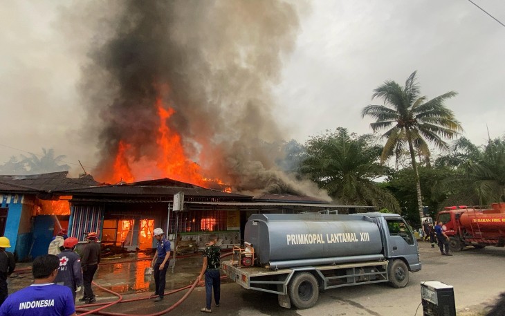 Aksi Cepat Prajurit TNI AL Bantu Padamkan Kebakaran Rumah Warga di Tarakan 
