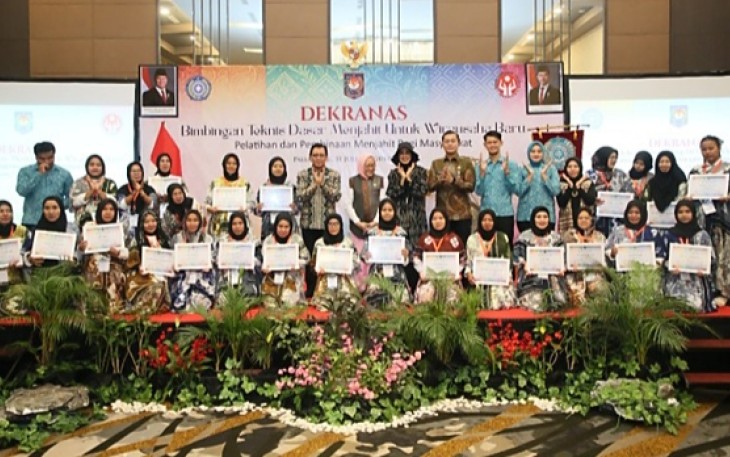 Foto bersama dalam Bimtek Menjahit di Hotel Harper Palembang beberapa waktu lalu. 