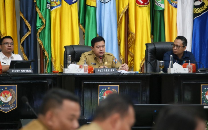  Pelaksana Tugas (Plt.) Sekretaris Jenderal (Sekjen) Kementerian Dalam Negeri (Kemendagri) Tomsi Tohir meminta Tim Pengendalian Inflasi Daerah (TPID) serta kementerian dan lembaga terkait untuk meningkatkan koordinasi dalam memastikan stabilitas harga dan ketersediaan bahan pokok