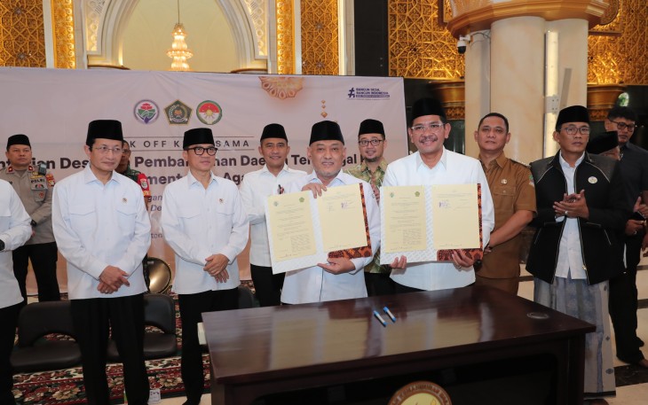 Kementerian Desa Pembangunan Daerah Tertinggal (Kemendes PDT) dan Kementerian Agama (Kemenag) melaksanakan Kick Off Kerjasama dalam pencanangan Pemberantasan buta huruf Al Quran dan Satu Desa Satu Majelas Taklim pada Senin (24/3/2025) di Masjid Izzatul Islam Grand Wisata Desa Lambangsari Kecamatan Tambun Selatan, Kabupaten Bekasi