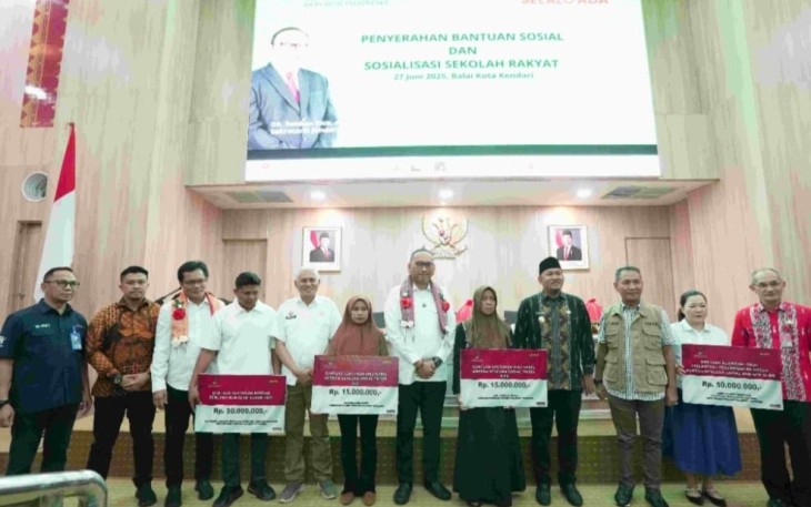 Sekretaris Jenderal Kemensos Robben Rico memberikan santuan di Kantor Wali Kota Kendari, Jumat (27/6/2025).
