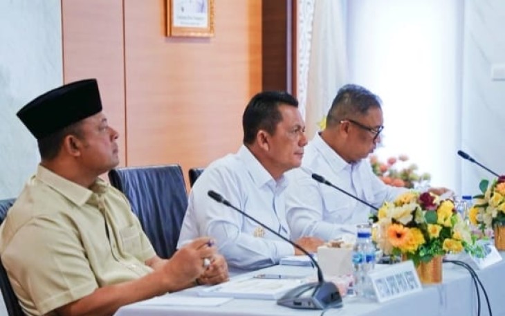 Rakor Pemerintah Daerah Kabupaten/Kota se-Provinsi Kepri yang berlangsung di Gedung Graha Kepri, Batam Centre, Senin (8/12).