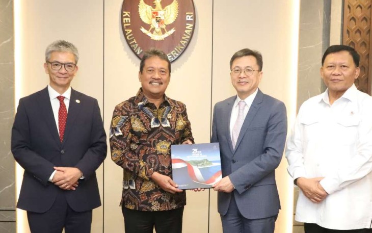 Menteri KKP Sakti Wahyu Trenggono memberikan cenderamata delegasi UNIDO di Jakarta 