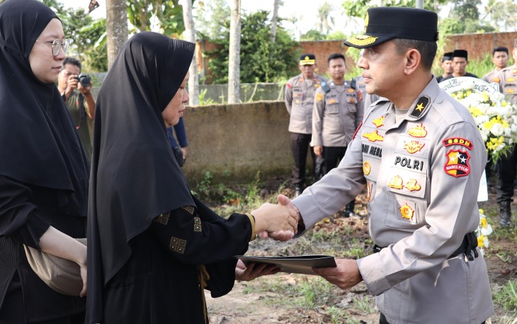 Staf Sumber Daya Manusia (SSDM) Polri memberi kenaikan pangkat luar biasa (KPLB) anumerta kepada Kapolsek Nagara Batin Way Kanan AKP Anumerta Lusiyanto, Aipda Anumerta Petrus Apriyanto dan Briptu Anumerta M Ghalib Surya Ganta, yang gugur saat menggerebek sabung ayam di Way Kanan, Lampung