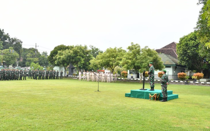 Komandan Kodim 0802/Ponorogo Letkol Inf Dwi Soerjono berkenan memberikan pengarahan atau Jam Komandan kepada seluruh anggota (prajurit dan PNS), Senin (17/02/2025)