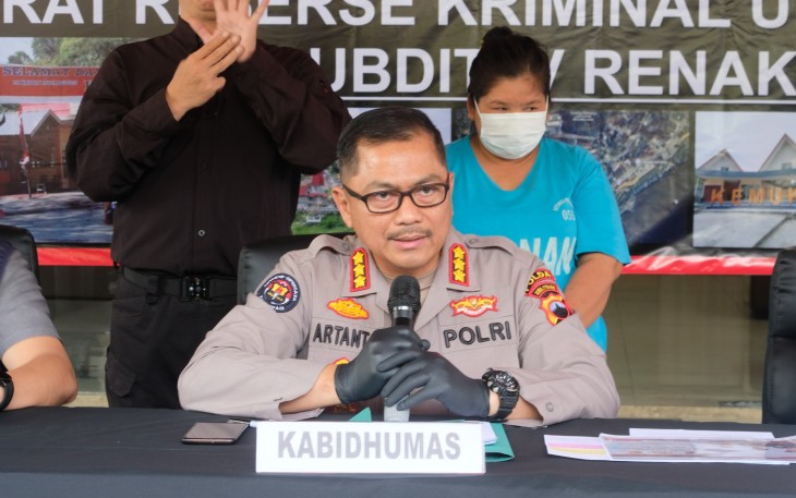 Direktur Reserse Kriminal Umum Polda Jateng (Dirreskrimum), Kombes Pol Dwi Subagio dalam konferensi pers ungkap kasus Tindak Pidana Perdagangan Orang (TPPO) di Loby Mako Ditreskrimum Polda Jateng pada Selasa, (4/2/2025)