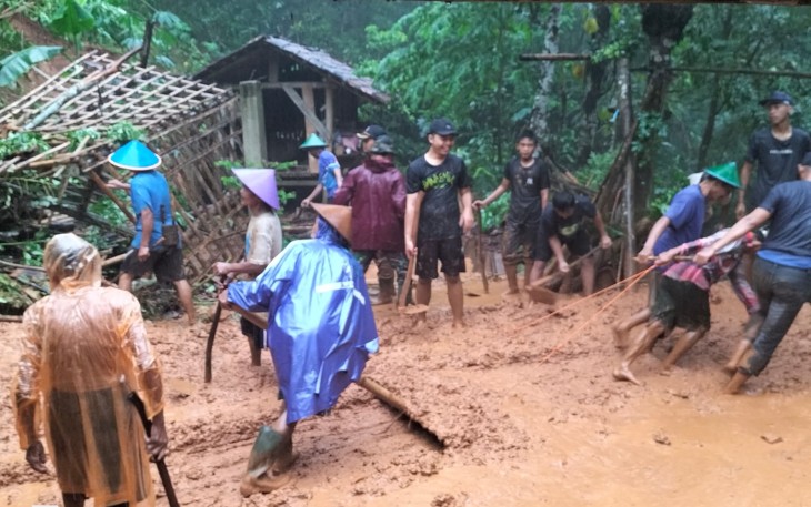 Babinsa Koramil 0801/03 Arjosari Sigap Bantu Rumah Warga Tertimbun Longsor