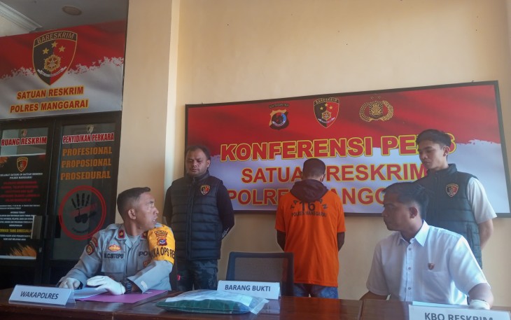 Polres Manggarai saat menggelar Konferensi Pers pengungkapan kasus persetubuhan anak di Mapolres Manggarai,Rabu 30 April 2025