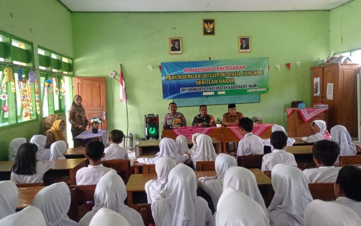 Anggota Koramil 0805/05 Karangjati Sertu Didik Wahyudi bersama Bhabinkamtibmas turun kewilayah binaan untuk melaksanakan kegiatan Wawasan Kebangsaan dan mensosialisaikan tentang kecintaan kepada tanah air serta tentang bahaya bullying, kegiatan tersebut dilaksanakan di SDN Sidokerto, Kec. Karangjati, Kamis (13/2/2025)