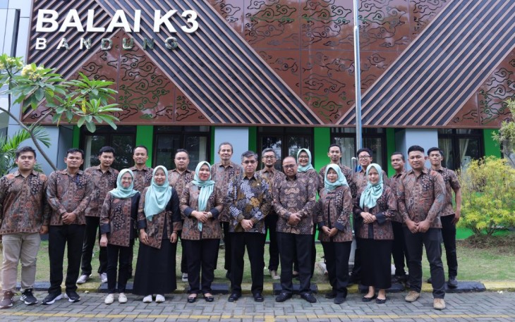 Menteri Ketenagakerjaan (Menaker) Yassierli melakukan kunjungan kerja ke Balai Keselamatan dan Kesehatan Kerja (K3) Bandung, Jawa Barat, pada Sabtu (8/2/2025)