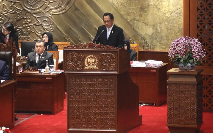 Menteri Dalam Negeri (Mendagri) Muhammad Tito Karnavian dalam Rapat Paripurna dengan agenda Pembicaraan Tingkat II Pengambilan Keputusan yang digelar di Ruang Rapat Paripurna, Gedung Nusantara II DPR RI, Kompleks Parlemen, Senayan, Jakarta, Kamis (24/7/2025).
