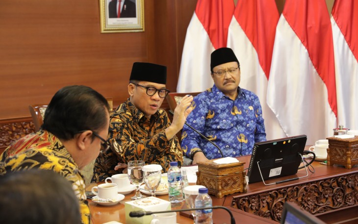 enteri Desa dan Pembangunan Daerah Tertinggal (Mendes PDT) Yandri Susanto menerima audiensi Menteri Sosial Saifullah Yusuf, di ruang kerjanya Kemendes PDT, Kalibata, Jakarta Selatan, Senin (17/2/2025)