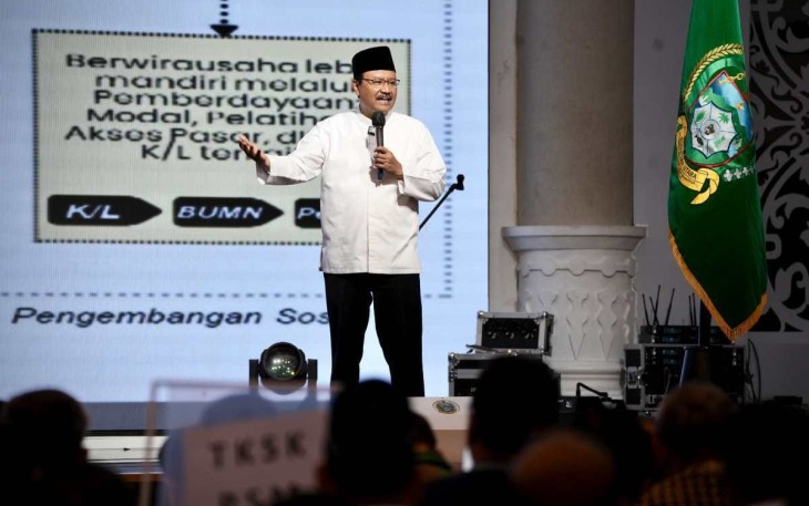  Menteri Sosial Saifullah Yusuf (Gus Ipuĺ) memaparkan strategi pengentasan kemiskinan yang menjadi program prioritas Presiden dalam kunjungan kerja di Sumatera Utara (Sumut)