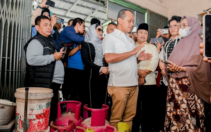 Menteri Energi dan Sumber Daya Mineral (ESDM) Bahlil Lahadalia saat sedang mengunjungi satu pangkalan LPG di Pekanbaru, Riau Rabu (5/2)