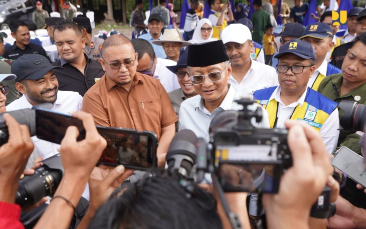 Menteri Dody saat meninjau lokasi rencana pembangunan Sabo Dam yang berada di Daerah Aliran Sungai (DAS) Anai di Kabupaten Tanah Datar, Sumatera Barat. 