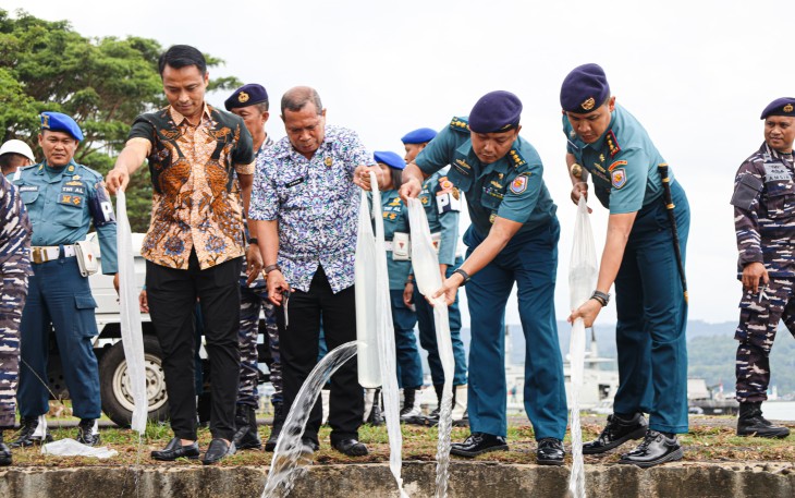TNI AL Musnahkan 1,4 Ton Miras Ilegal Jenis Sopi di Ambon 