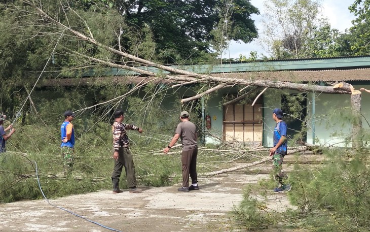 Pelda Heriyanto saat di lokasi, di Jl. Letjend Suprapto No.42, Desa/Kel. Sidoharjo, Kec./Kab.Pacitan, Minggu (14/12/2025).