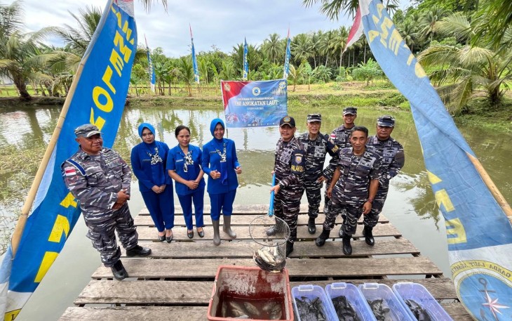 Komandan Lanal Melonguane, Letkol Laut (P) Widi Aditya, S.T., M.Tr.Opsla didampingi Ketua Cabang 7 Korcab VIII DJA II, Ny. Pitri Widi Aditya, bersama prajurit Jalasena dan masyarakat binaan Lanal di Kabupaten Kepulauan Talaud, secara langsung melaksanakan panen raya berbagai jenis tanaman pangan yang telah dilaksanakan selama ini oleh Lanal Melonguane pada Jumat (21/03)