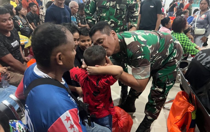Foto Kasdam XIII Merdeka saat mencium salah satu anak yang menjadi korban KM Barcelona V