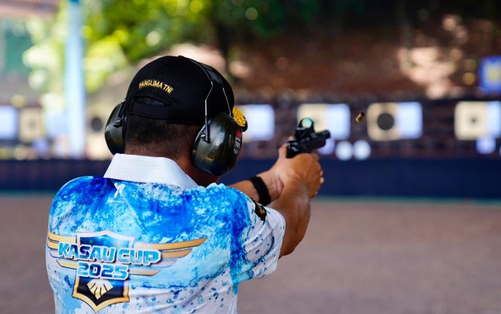Panglima TNI saat Hadiri Kejuaraan Menembak Kasau Cup 2025 di Brigade Parako I Pasgat
