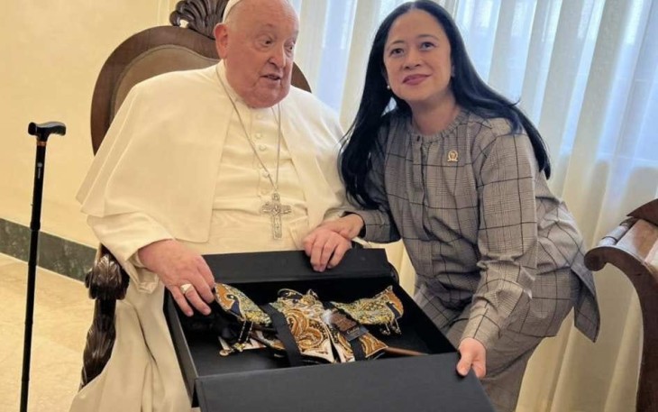 Ketua DPR RI Puan Maharani saat bertemu pemimpin tertinggi Gereja Katolik sedunia sekaligus Kepala Negara Vatikan, Paus Fransiskus, semasa hidup.